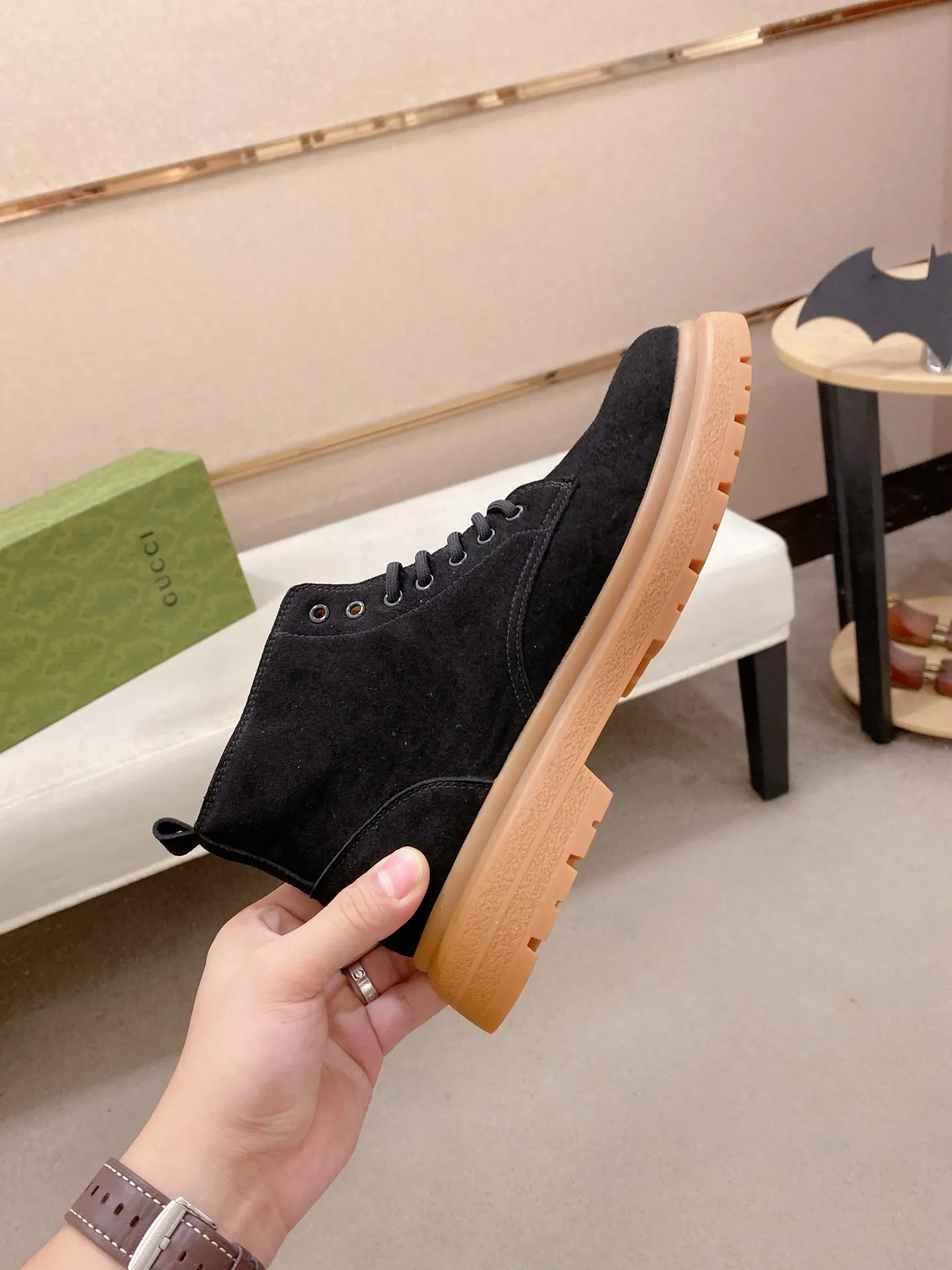 Men's shoes💰 440💰 Leather and velvet lining optional! The new high-top GUCCI counters are on the market at the same time. The new men's shoes and 😘fabric are selected from imported cowhide. The lining: leather lining and plush lining are optional. 👍🏿 High-end ☄️ air-cushion molded anti-slip rubber outsole, exquisite lines, simple and elegant, comfortable and high-end for leisure travel. Code number: 38 to 44 (45 can be customized and cannot be returned or exchanged)